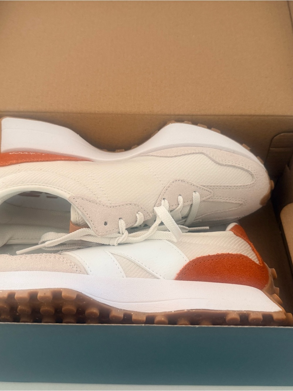 New Balance 327 7.5 Women's White & Beige Casual Runner New in Box - Picture 3 of 4